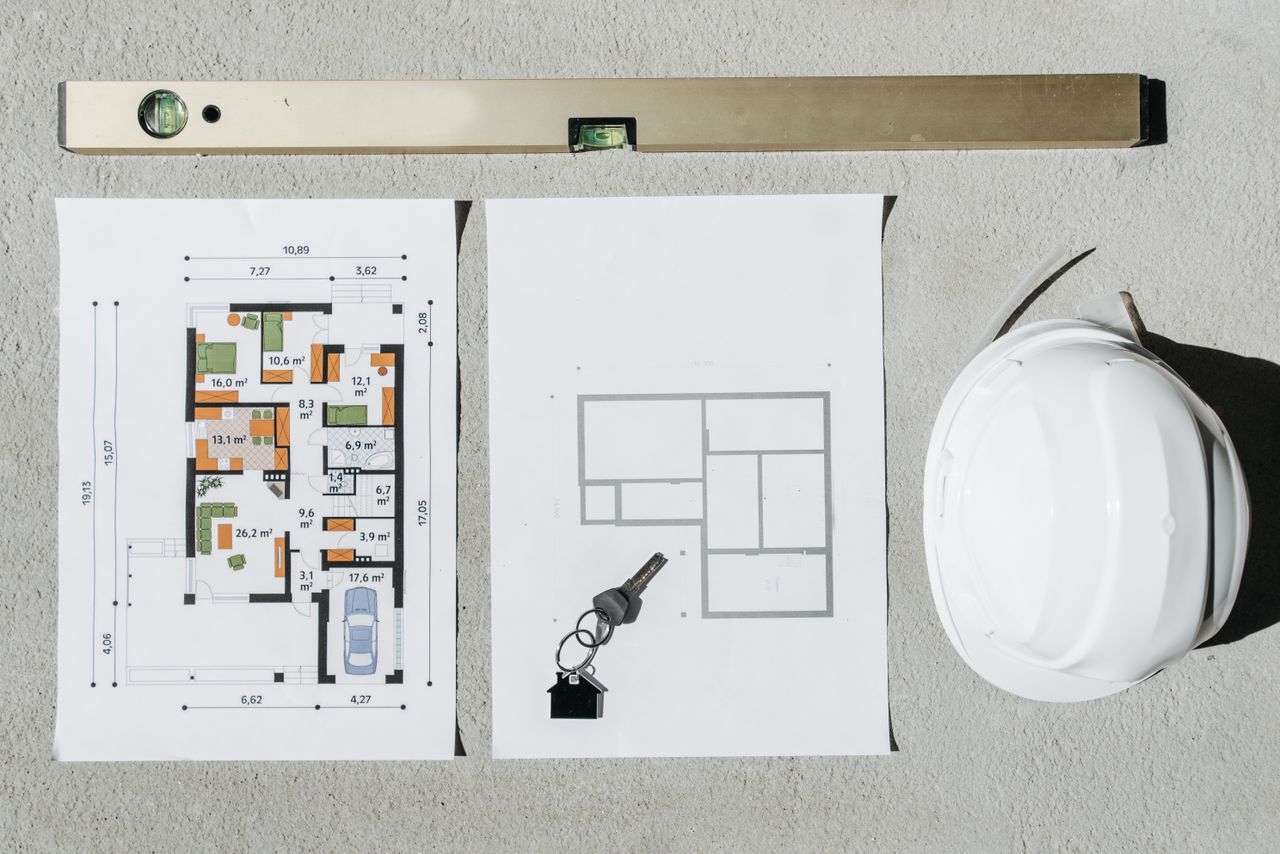 注文住宅の設備を検討する間取り図と設計道具